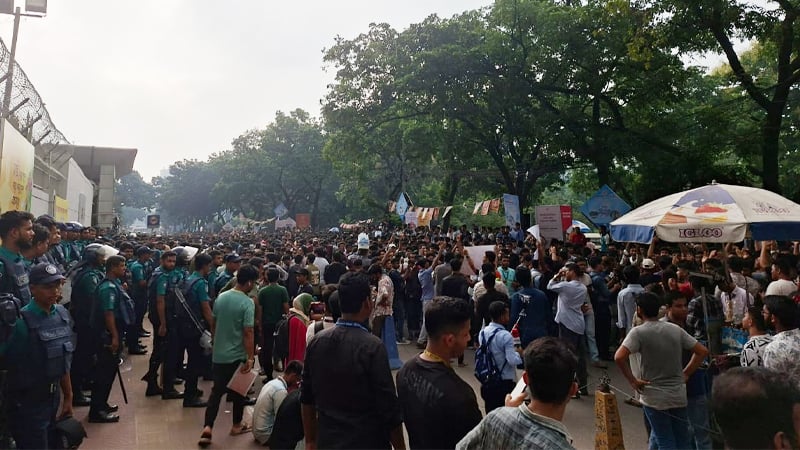 শিক্ষার্থীদের বাধায় ফের কলেজে ফিরলেন দুই উপদেষ্টা, প্রেস সচিব